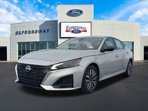 Used 2024 Nissan Altima 2.5 SV image 2