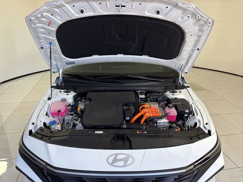 Used 2025 Hyundai Elantra SEL FWD image 11