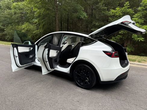 Used 2022 Tesla Model Y Long Range AWD/4WD image 9