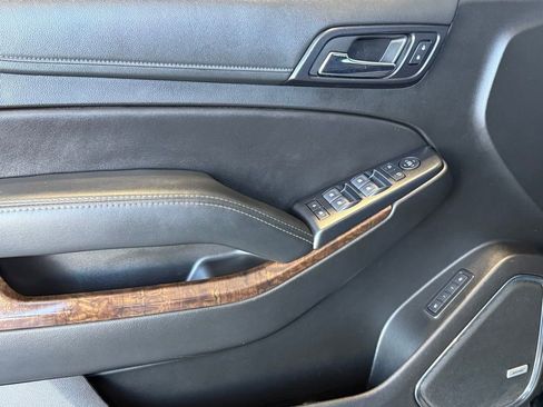 Used 2019 Chevrolet Suburban LT image 18