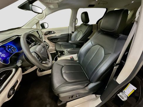 Used 2024 Chrysler Pacifica Touring-L image 13