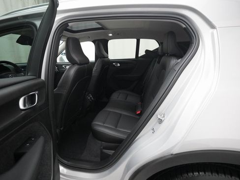 Used 2025 Volvo XC40 B5 Core image 16