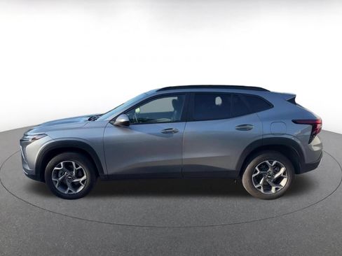 Used 2025 Chevrolet Trax LT w/ LT Convenience Package FWD image 8