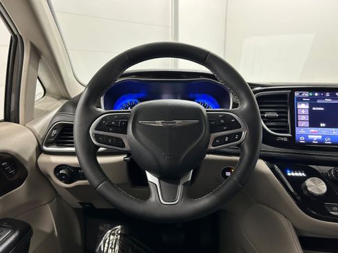 Used 2023 Chrysler Pacifica Limited FWD image 14
