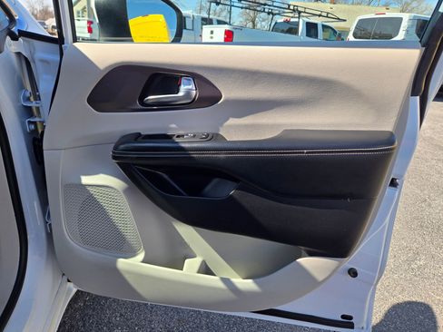 Used 2022 Chrysler Voyager LX image 49