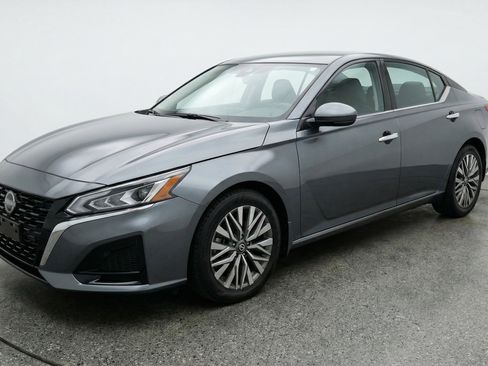 Used 2025 Nissan Altima 2.5 SV FWD image 3