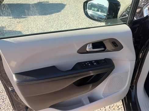 Used 2024 Chrysler Pacifica Touring-L FWD image 19