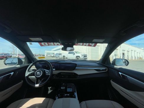 Used 2025 Buick Enclave Preferred image 27