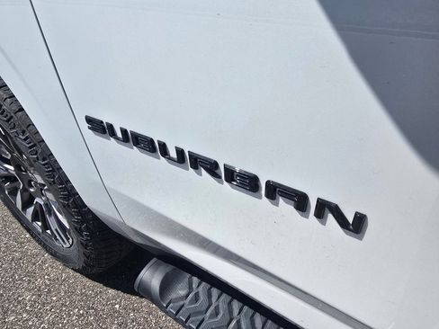 Used 2025 Chevrolet Suburban Z71 image 11