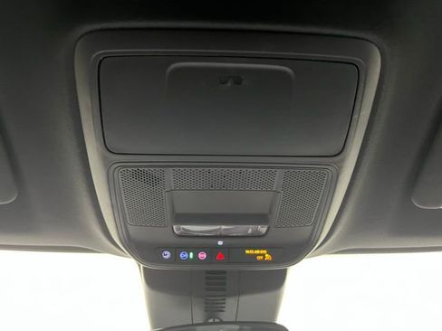 Used 2025 Chevrolet Traverse LT image 18