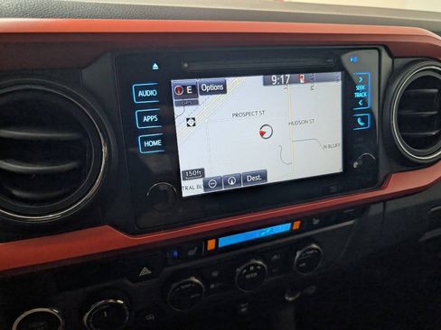 Used 2017 Toyota Tacoma TRD Sport AWD/4WD image 11