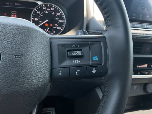 Used 2025 Nissan Rogue SV FWD image 30
