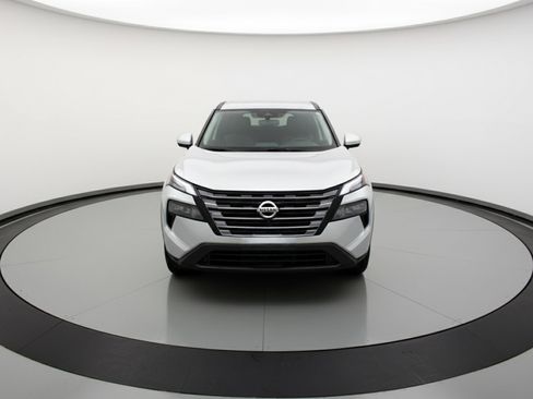 Used 2025 Nissan Rogue SV image 2