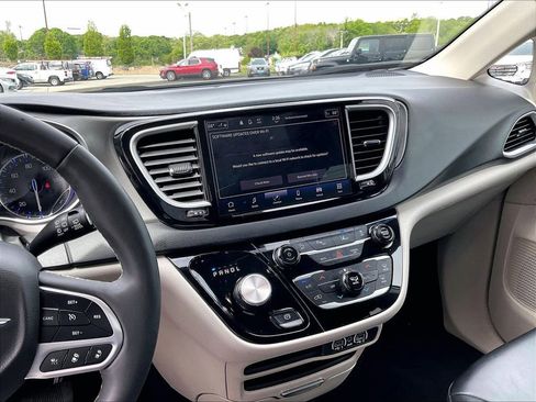Used 2023 Chrysler Pacifica Touring-L FWD image 19