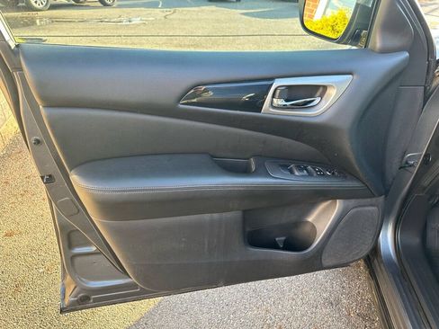Used 2018 Nissan Pathfinder SV AWD/4WD image 18