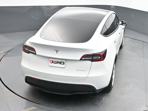 Used 2022 Tesla Model Y Long Range image 39
