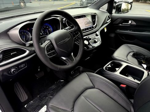 New 2026 Chrysler Pacifica Select image 12