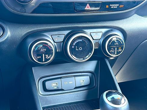 Used 2025 Hyundai Venue SEL image 34