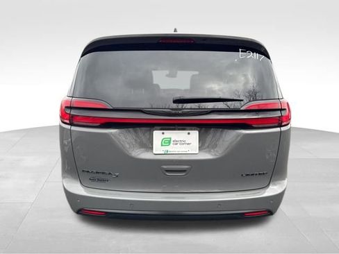 Used 2025 Chrysler Pacifica Limited FWD image 7