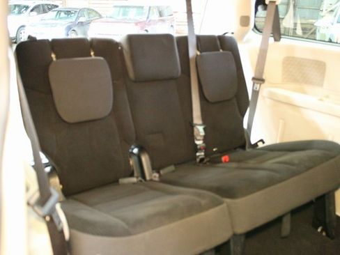 Used 2018 Dodge Grand Caravan SE w/ UConnect Hands-Free Group image 11