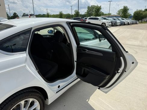 Used 2020 Ford Fusion SE FWD image 21