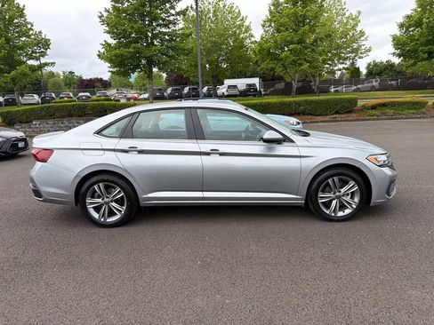 Used 2024 Volkswagen Jetta SE FWD image 9