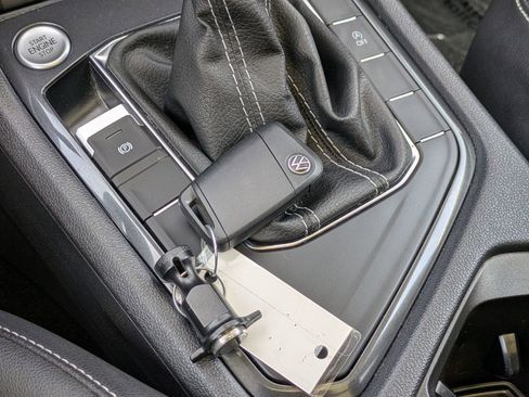 Used 2023 Volkswagen Tiguan SE w/ Panoramic Sunroof Package FWD image 32