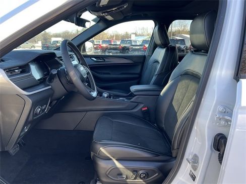 New 2025 Jeep Grand Cherokee Altitude image 4