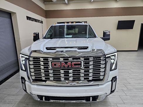 Used 2024 GMC Sierra 2500 Denali w/ Technology Package AWD/4WD image 3