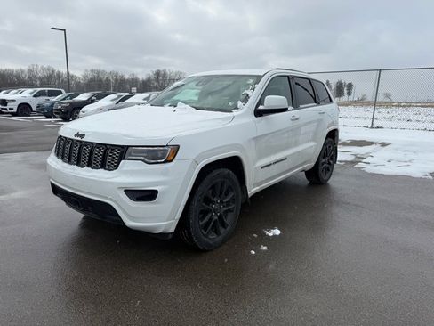 Used 2021 Jeep Grand Cherokee Laredo X image 3