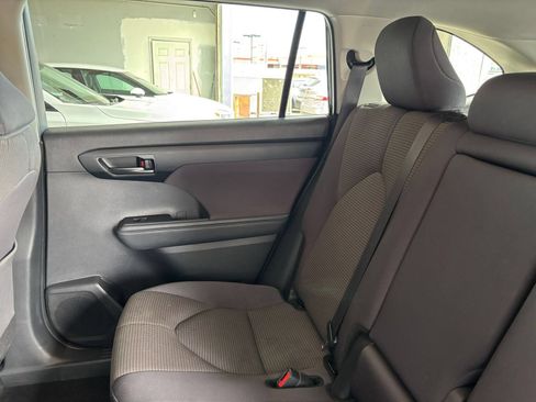 Used 2025 Toyota Highlander LE FWD image 41