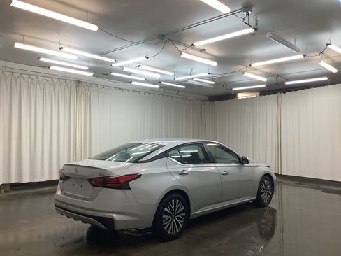 Used 2023 Nissan Altima 2.5 SV FWD image 6