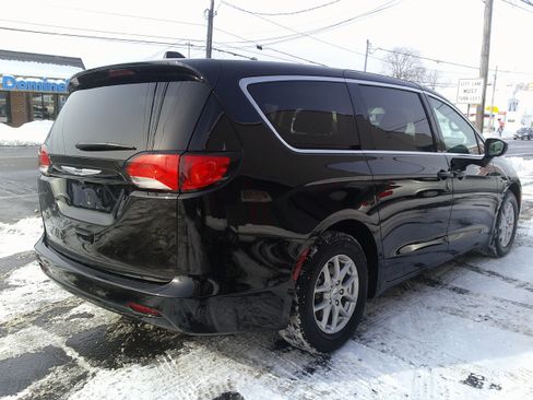 Used 2024 Chrysler Voyager LX image 5