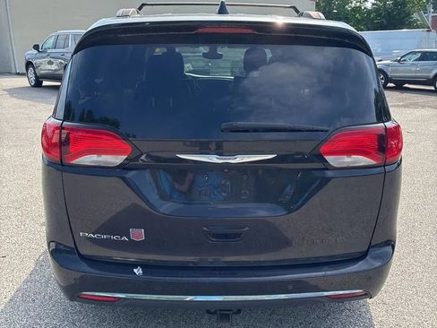 Used 2017 Chrysler Pacifica Touring-L FWD image 4