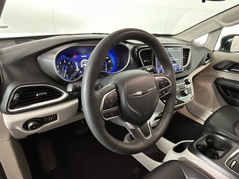 Used 2024 Chrysler Pacifica Touring-L FWD image 12