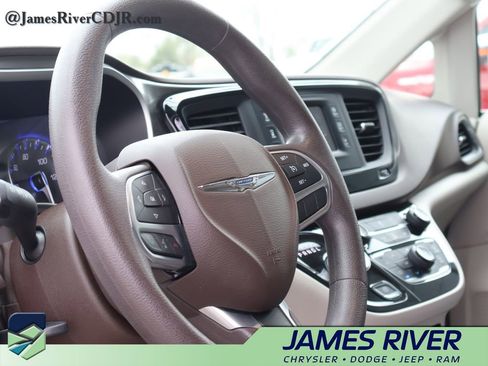 Used 2017 Chrysler Pacifica LX image 23