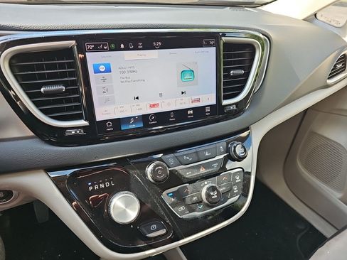 Used 2023 Chrysler Pacifica Touring-L FWD image 20