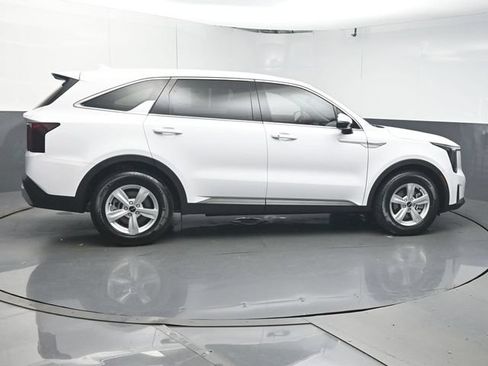 Used 2026 Kia Sorento LX FWD image 8