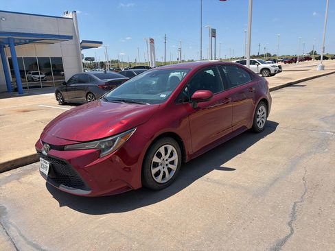 Used 2022 Toyota Corolla LE FWD image 3