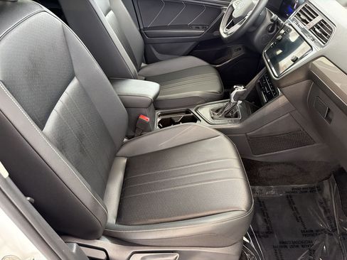 Certified 2024 Volkswagen Tiguan SE FWD image 21