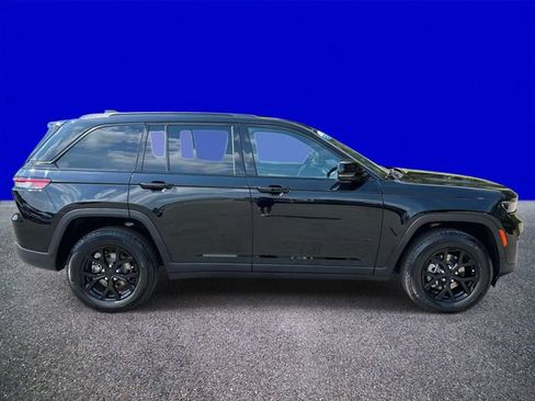 Used 2025 Jeep Grand Cherokee Altitude AWD/4WD image 2
