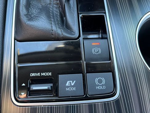 Used 2021 Toyota Sienna Limited image 37