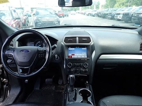 Used 2018 Ford Explorer XLT w/ Equipment Group 202A AWD/4WD image 13