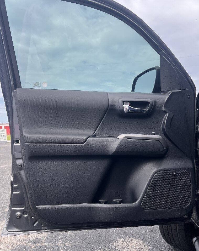 Used 2018 Toyota Tacoma TRD Sport AWD/4WD image 12