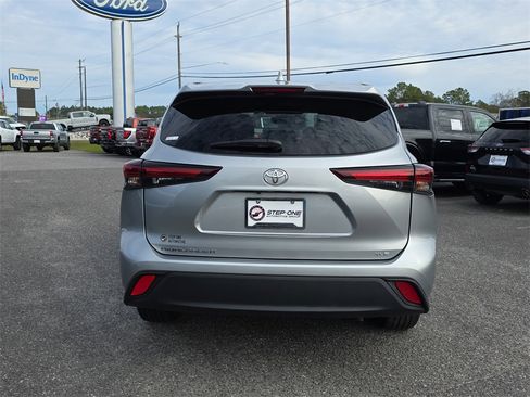 Used 2024 Toyota Highlander LE image 6