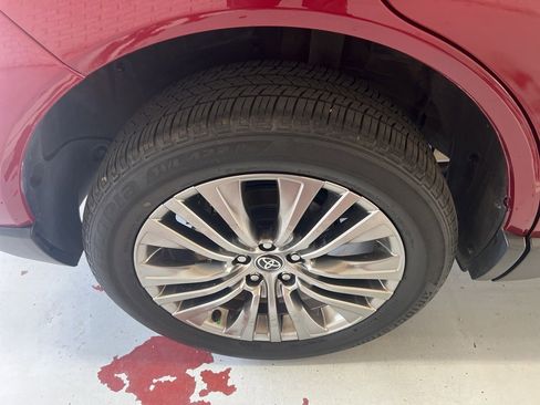 Used 2023 Toyota Venza XLE image 16