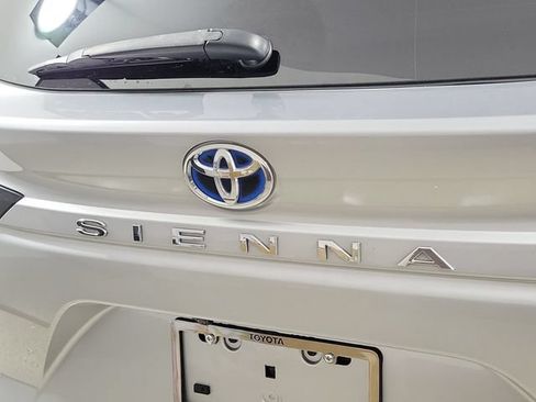 Used 2024 Toyota Sienna Platinum FWD image 8