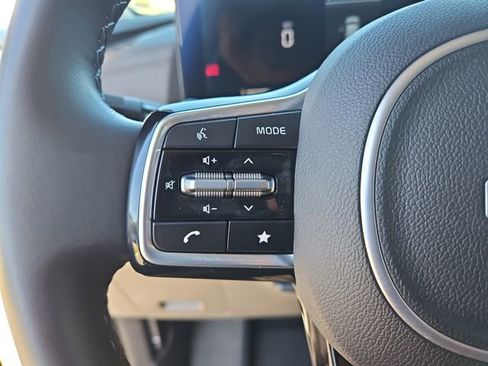 Used 2025 Kia Carnival EX image 20