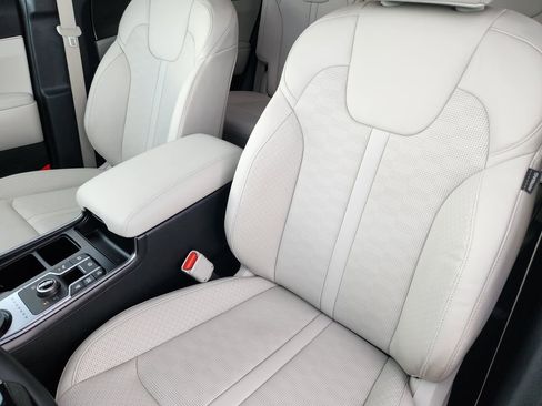 Certified 2025 Kia Sorento EX image 9