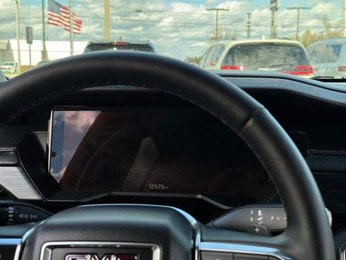 Used 2025 GMC Acadia Elevation image 10